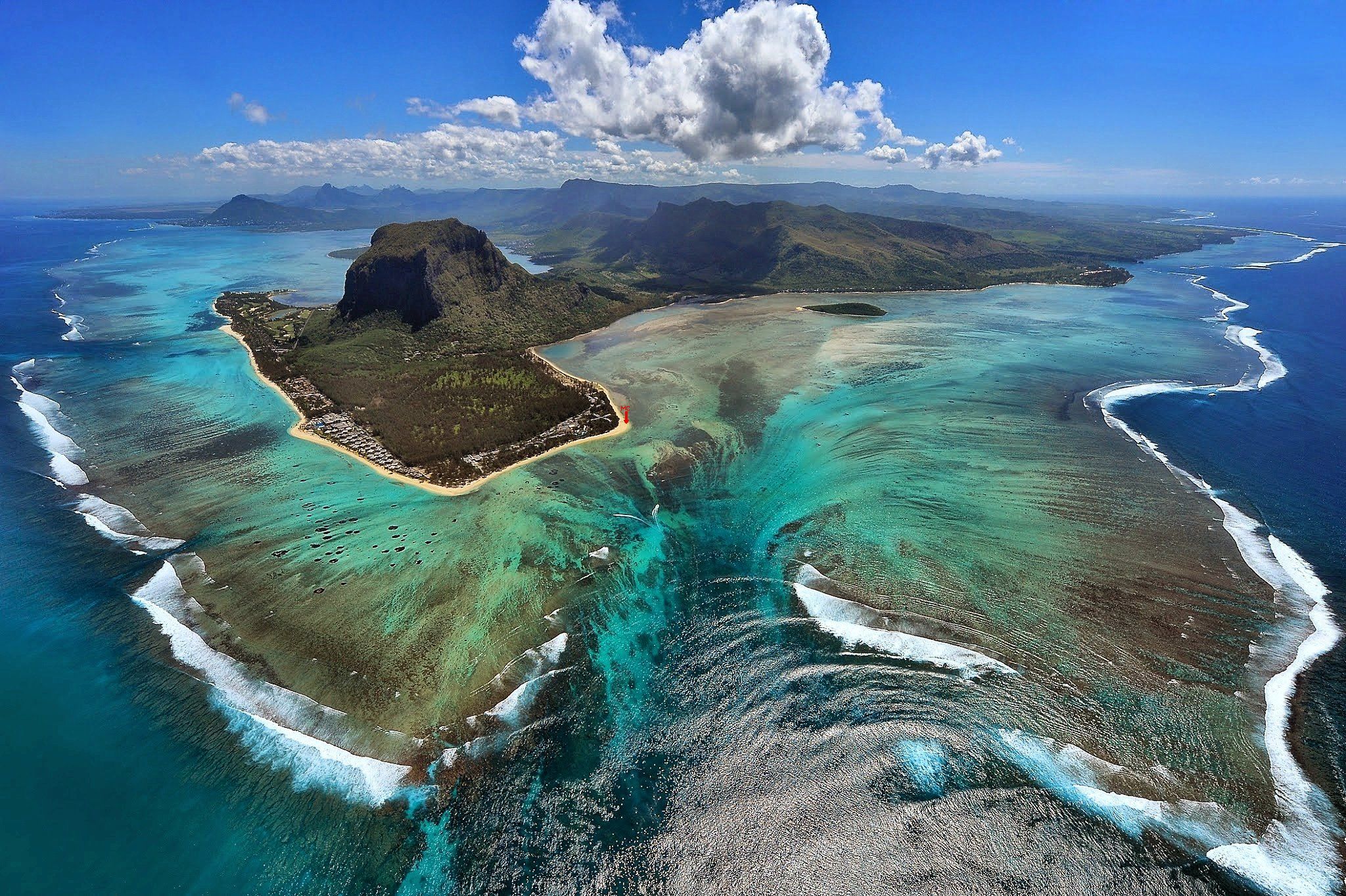 Самые красивые и интересные места. Леморн Брабант Маврикий. Подводный водопад Ле Морн Брабан. Ле-Морн-Брабан, остров Маврикий. Подводный водопад острова Маврикий.