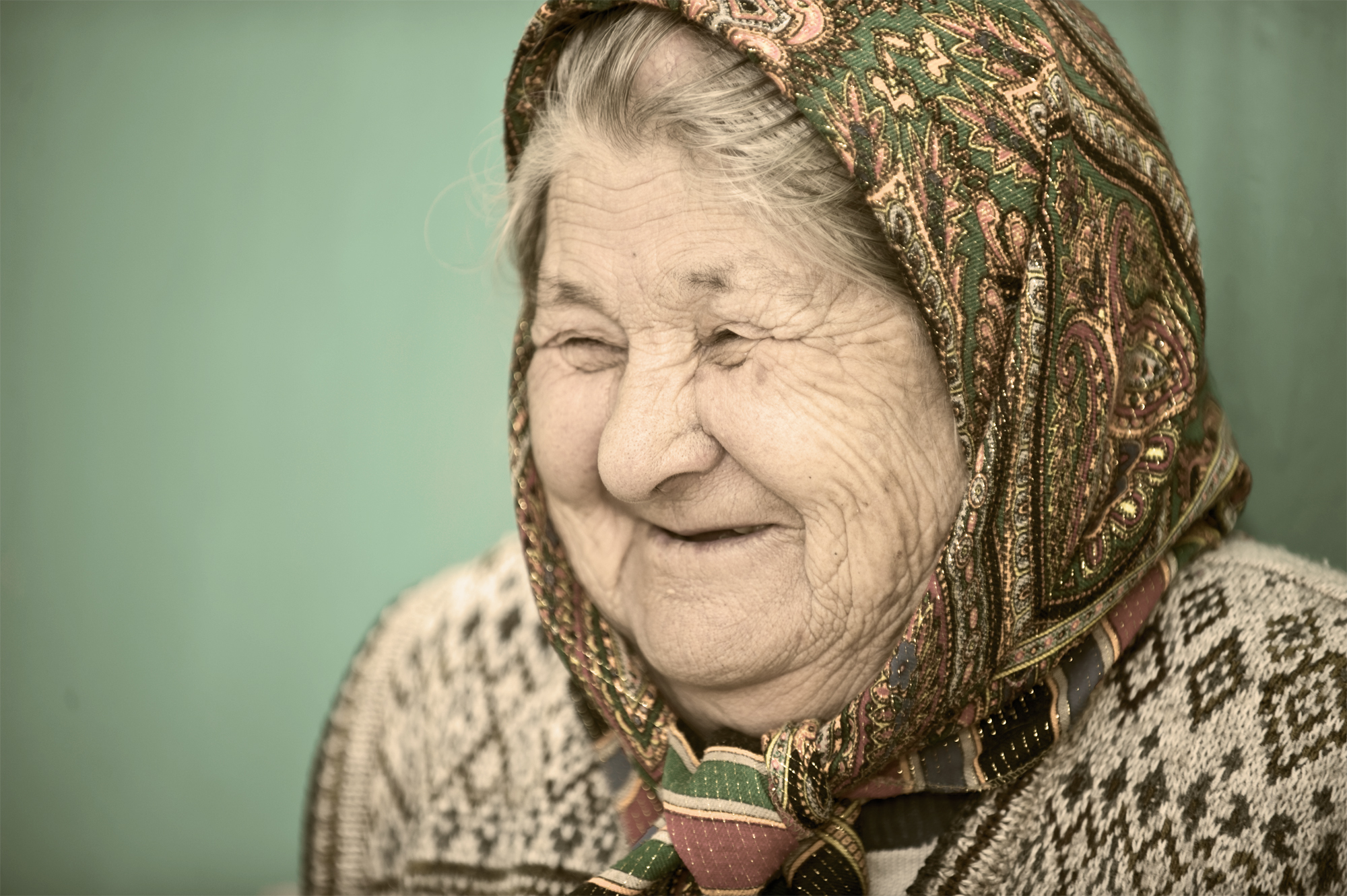 Старые русские дамы. Бабушка улыбается. Бабушка смеется. Лицо бабушки. Старушка смеется.